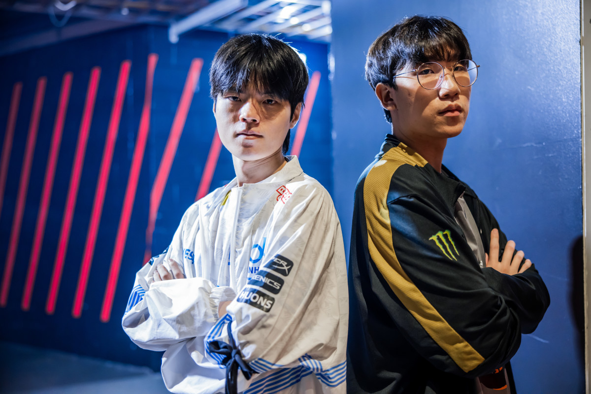 ATLANTA, GEORGIA - OCTOBER 30: Kim "Deft" Hyuk-kyu of DRX (L) and Park "Ruler" Jae-hyuk of Gen.G prepare to make a grand entrance at the League of Legends World Championship Semifinals on October 30, 2022 in Atlanta, GA.